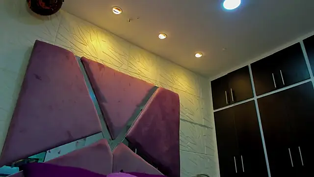 Charlotte Ice1 online show from November 2025 04:00:02 PM