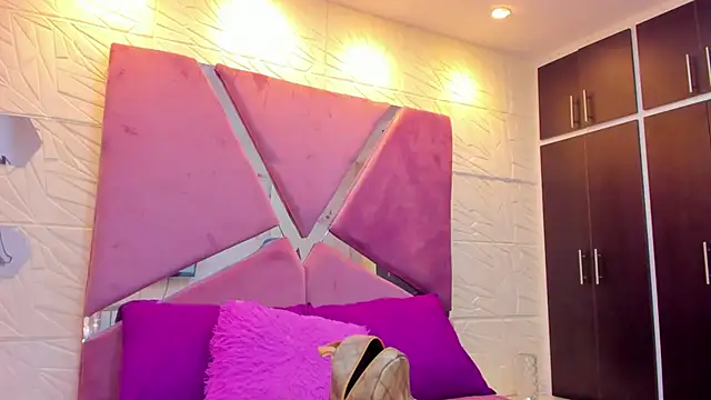 Charlotte Ice1 online show from November 2025 05:02:01 PM