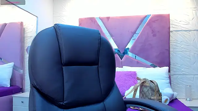 Charlotte Ice1 online show from October 2025 04:41:02 PM