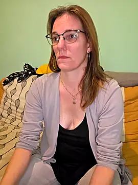 Snapshot of SpiceLea chatting on November 2025 03:05:01 PM SpiceLea online show from November 2025 03:05:01 PM