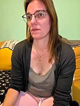 Snapshot of SpiceLea chatting on November 2025 02:32:01 PM SpiceLea online show from November 2025 02:32:01 PM