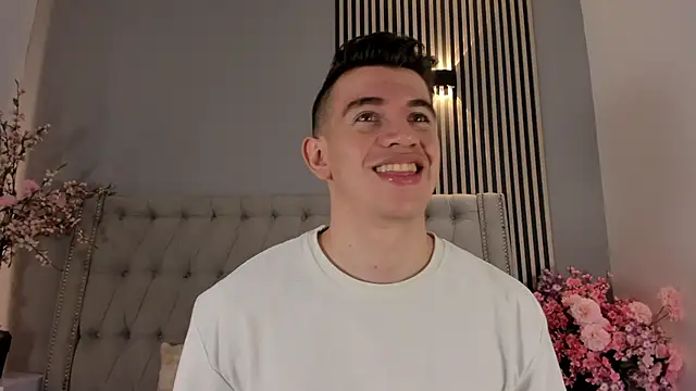 MikaelSlow online show from December 2025 07:48:01 PM