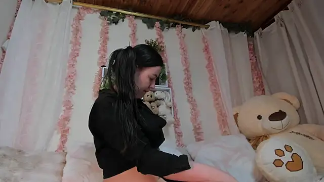 Idara and Edahi01 online show from December 2025 07:07:02 PM