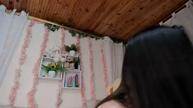 Idara and Edahi01 online show from March 2026 06:04:02 PM