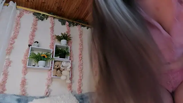 Idara and Edahi01 online show from January 2026 04:32:02 PM