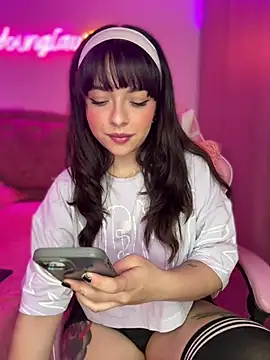Snapshot of YovngBaby chatting on June 2026 04:18:01 AM YovngBaby online show from June 2026 04:18:01 AM