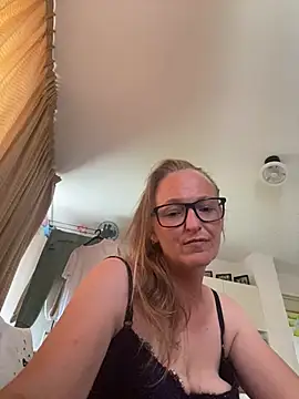 KikiDenhaag online show from July 2026 11:40:01 AM