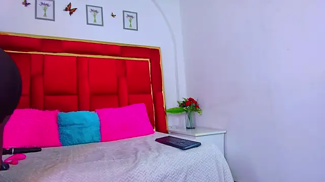 Snapshot of CoralHarrinson chatting on October 2025 07:24:01 PM CoralHarrinson online show from October 2025 07:24:01 PM