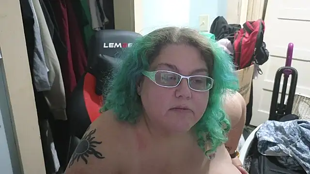 Snapshot of EmberCum chatting on November 2025 10:32:02 PM EmberCum online show from November 2025 10:32:02 PM