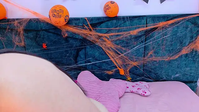 AgathaLynx online show from November 2025 12:32:01 PM