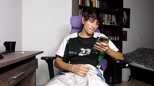 Snapshot of alex_connorr chatting on November 2025 10:59:02 PM alex connorr online show from November 2025 10:59:02 PM