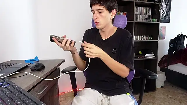 Snapshot of alex_connorr chatting on September 2025 04:02:01 PM alex connorr online show from September 2025 04:02:01 PM