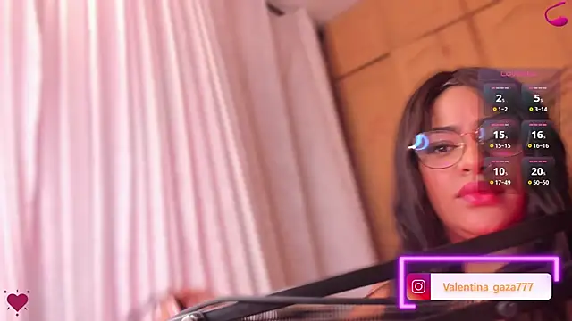 Snapshot of Val_daniiels chatting on February 2025 03:43:01 AM Val daniiels online show from February 2025 03:43:01 AM