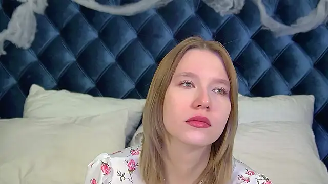 LiliLinn online show from November 2025 04:39:02 AM