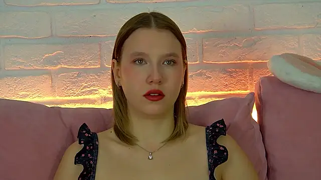 LiliLinn online show from November 2025 05:33:01 AM