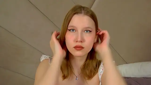 Snapshot of LiliLinn chatting on June 2026 04:40:01 AM LiliLinn online show from June 2026 04:40:01 AM