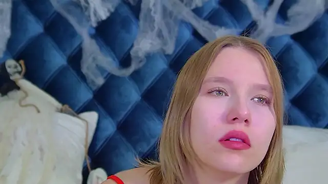 LiliLinn online show from October 2025 04:11:01 AM