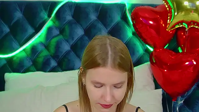 LiliLinn online show from November 2025 05:00:01 AM