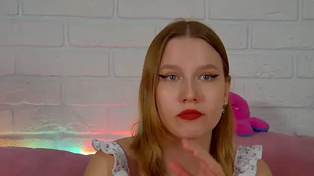LiliLinn online show from April 2026 01:41:02 PM