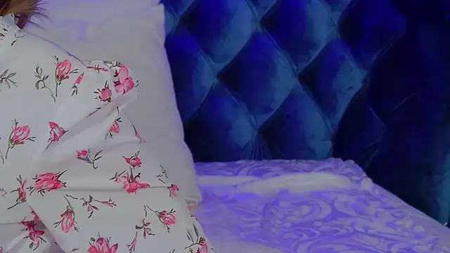 LiliLinn online show from November 2025 04:38:01 AM