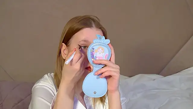 LiliLinn online show from April 2026 07:45:01 AM