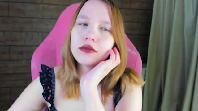 Snapshot of LiliLinn chatting on June 2026 04:35:01 AM LiliLinn online show from June 2026 04:35:01 AM