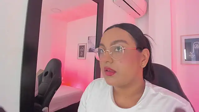 Snapshot of ellamontoya chatting on December 2025 12:00:02 PM ellamontoya online show from December 2025 12:00:02 PM