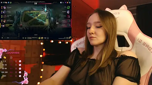 MoonlishSiren online show from October 2025 08:08:01 PM