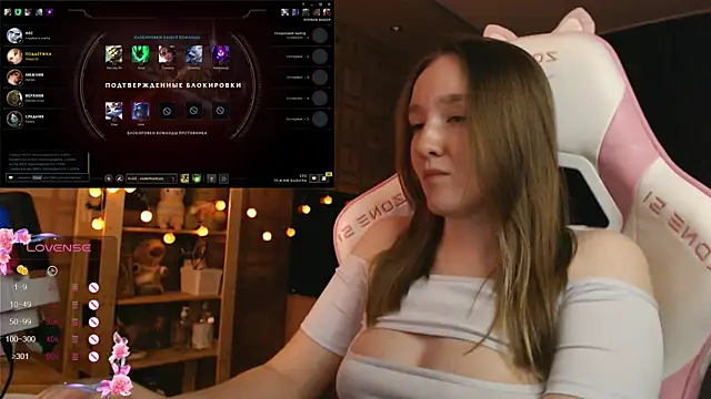 MoonlishSiren online show from October 2025 08:20:02 PM