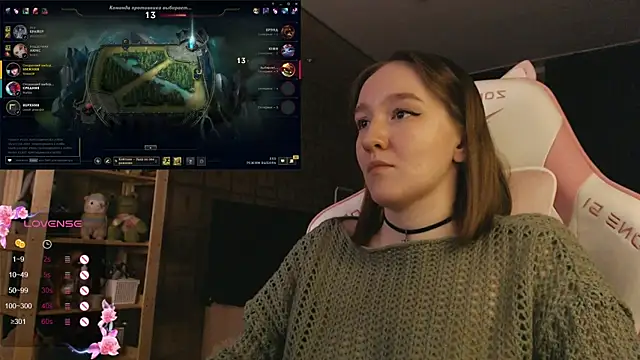 MoonlishSiren online show from November 2025 07:17:02 PM