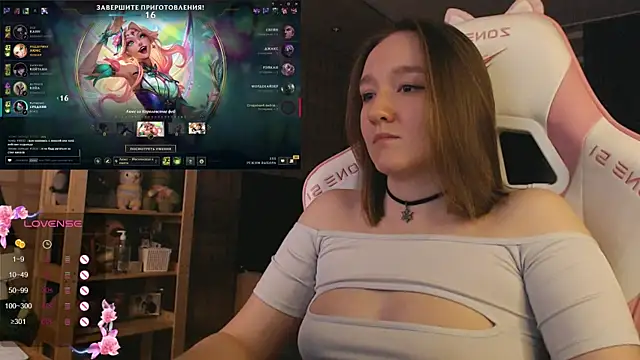 MoonlishSiren online show from November 2025 07:28:01 PM