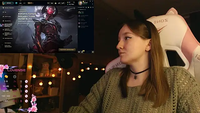 MoonlishSiren online show from October 2025 08:41:01 PM