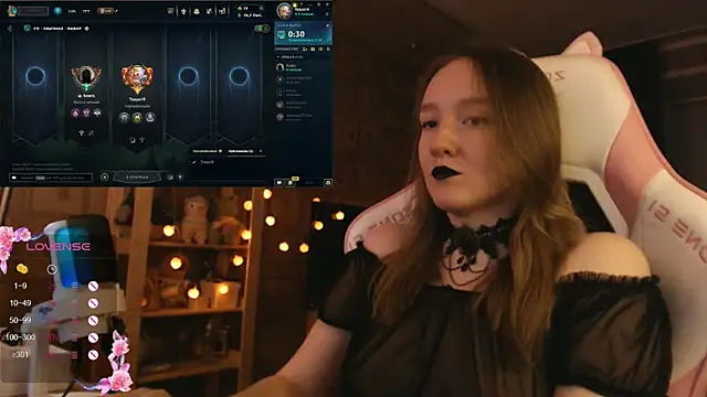 MoonlishSiren online show from October 2025 06:04:01 PM