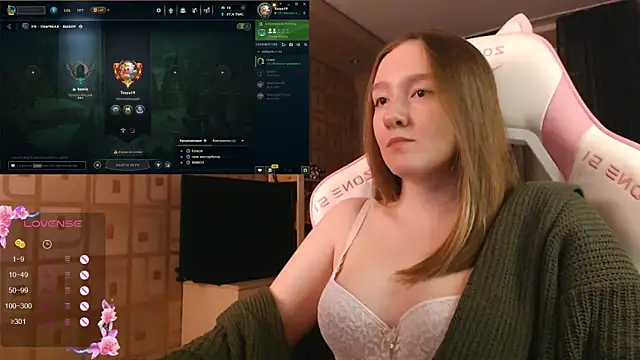 MoonlishSiren online show from October 2025 08:09:01 PM