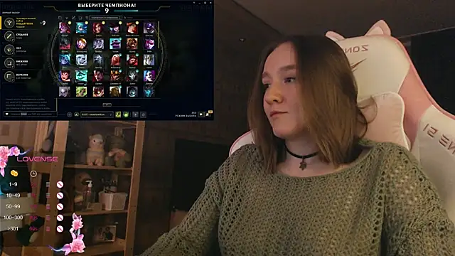 MoonlishSiren online show from November 2025 09:08:01 PM