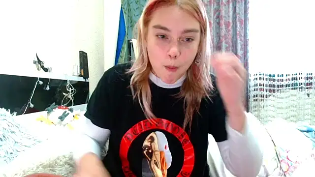Snapshot of Sophie_Bell chatting on May 2026 04:31:02 PM Sophie Bell online show from May 2026 04:31:02 PM