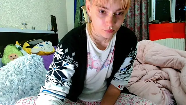 Snapshot of Sophie_Bell chatting on May 2026 06:19:01 PM Sophie Bell online show from May 2026 06:19:01 PM