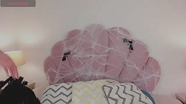 Nicole Paradise online show from October 2025 12:17:02 PM