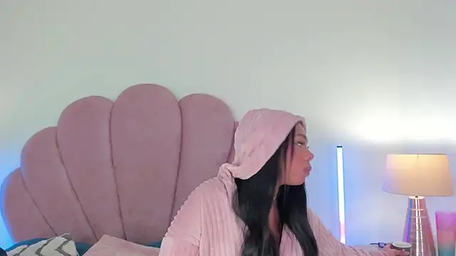 Snapshot of Nicole_Paradise chatting on December 2025 12:48:02 PM Nicole Paradise online show from December 2025 12:48:02 PM