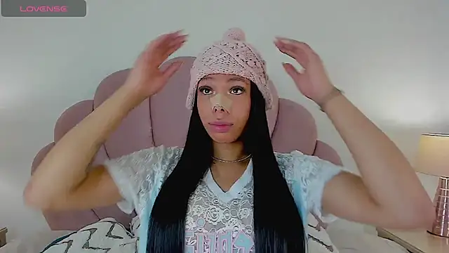 Nicole Paradise online show from October 2025 12:28:01 PM