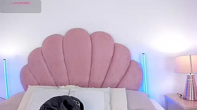 Nicole Paradise online show from March 2026 12:44:02 PM