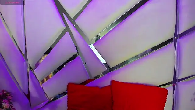 Snapshot of Aurora_18 chatting on November 2025 02:43:02 PM Aurora 18 online show from November 2025 02:43:02 PM