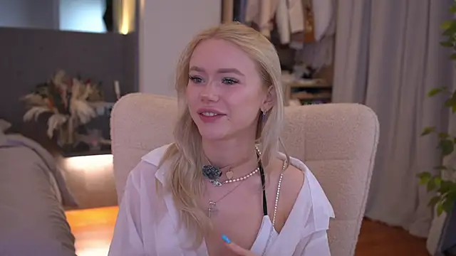 LexieLoree online show from April 2026 02:40:01 AM