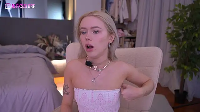 LexieLoree online show from April 2026 02:40:02 AM