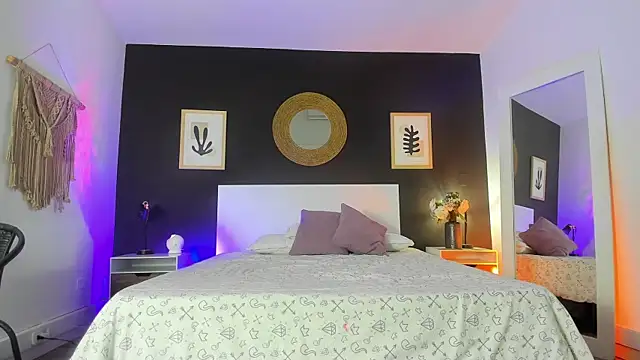 Snapshot of VioletPaket chatting on November 2025 11:47:02 AM VioletPaket online show from November 2025 11:47:02 AM