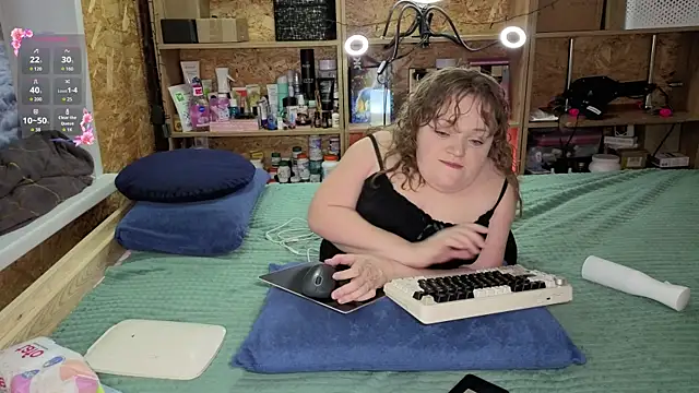 MiniNatalie online show from December 2025 02:20:01 PM