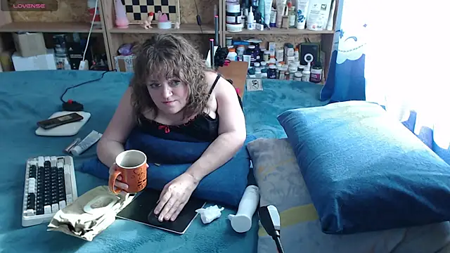 Snapshot of MiniNatalie chatting on October 2025 07:05:01 AM MiniNatalie online show from October 2025 07:05:01 AM