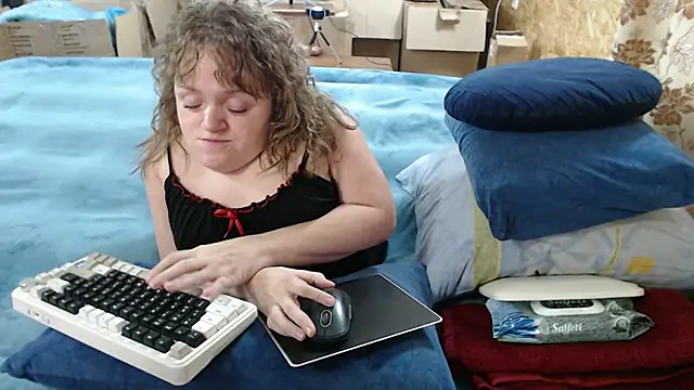 Snapshot of MiniNatalie chatting on September 2025 04:44:01 AM MiniNatalie online show from September 2025 04:44:01 AM