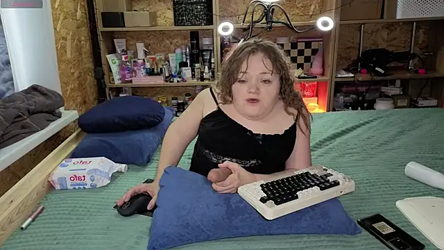 MiniNatalie online show from December 2025 06:34:01 AM