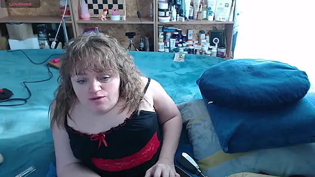 Snapshot of MiniNatalie chatting on October 2025 07:53:02 AM MiniNatalie online show from October 2025 07:53:02 AM